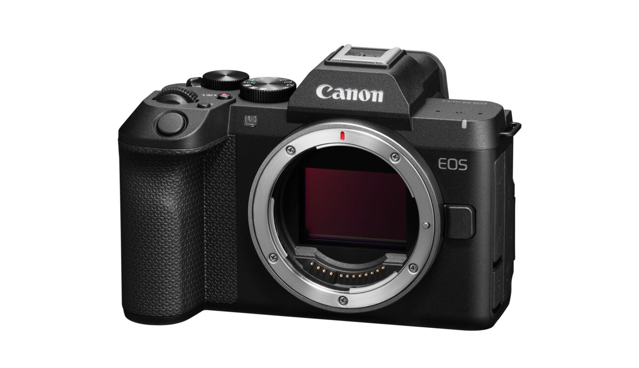 Boîtier Canon EOS R8 Mark II vu de trois quarts face, sans objectif, sur fond blanc