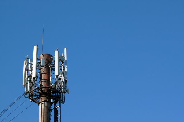 Antenne-relais de telephonie mobile sur fond de ciel