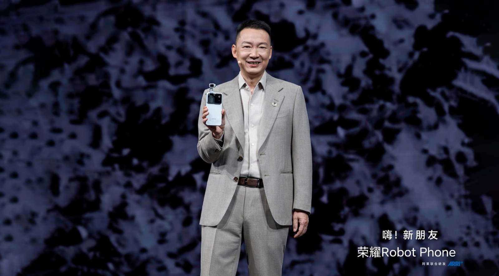 Honor Robot Phone présenté sur scène, module caméra motorisé déplié sur le dos de l'appareil