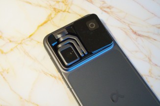 Le Honor Robot Phone vu de dos, son bras caméra articulé en titane déployé au-dessus du bloc photo