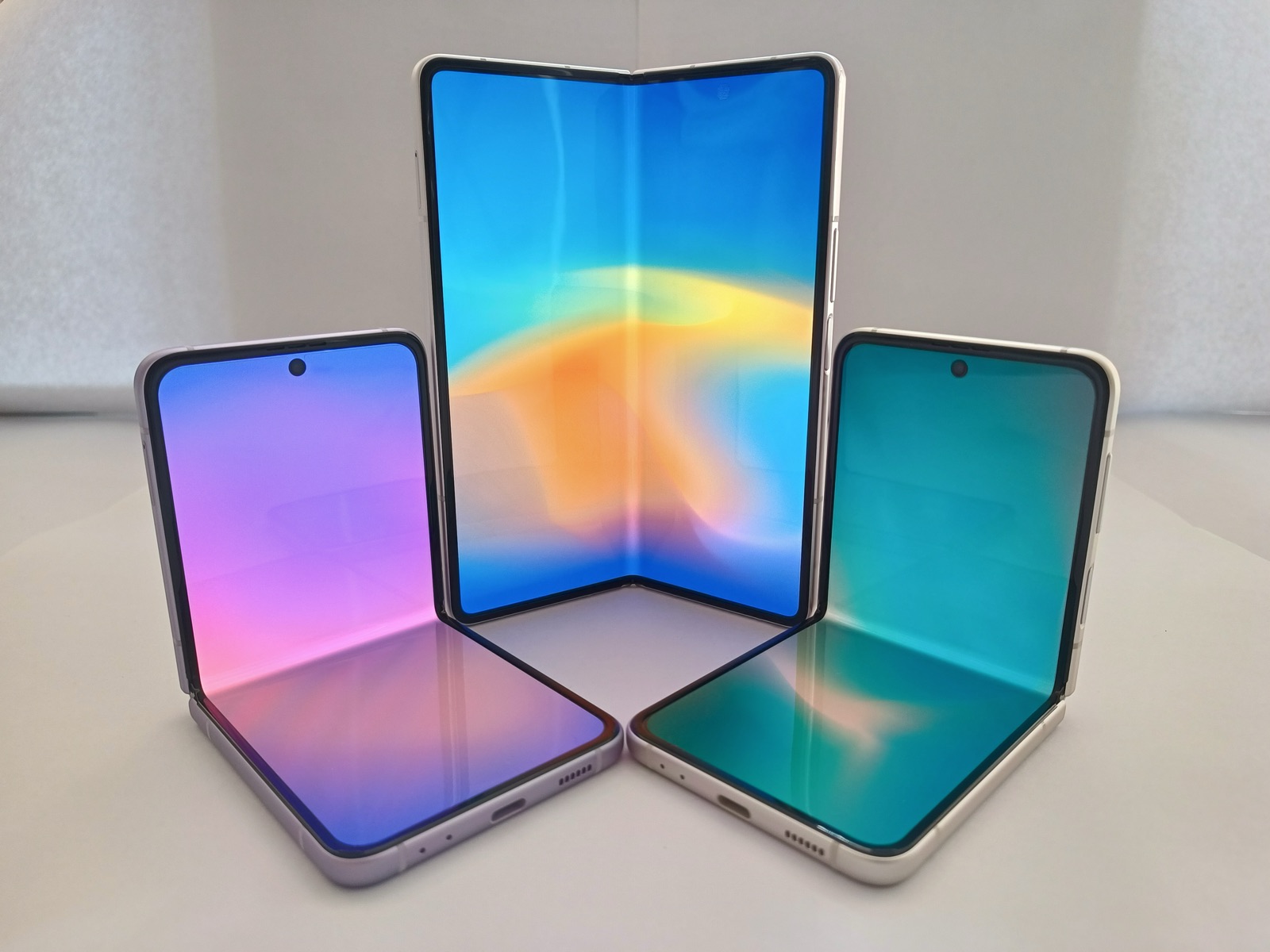 Smartphone pliable Samsung Galaxy ouvert posé sur une surface