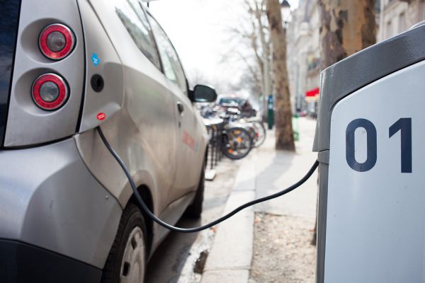 Voiture electrique en charge sur une borne de recharge