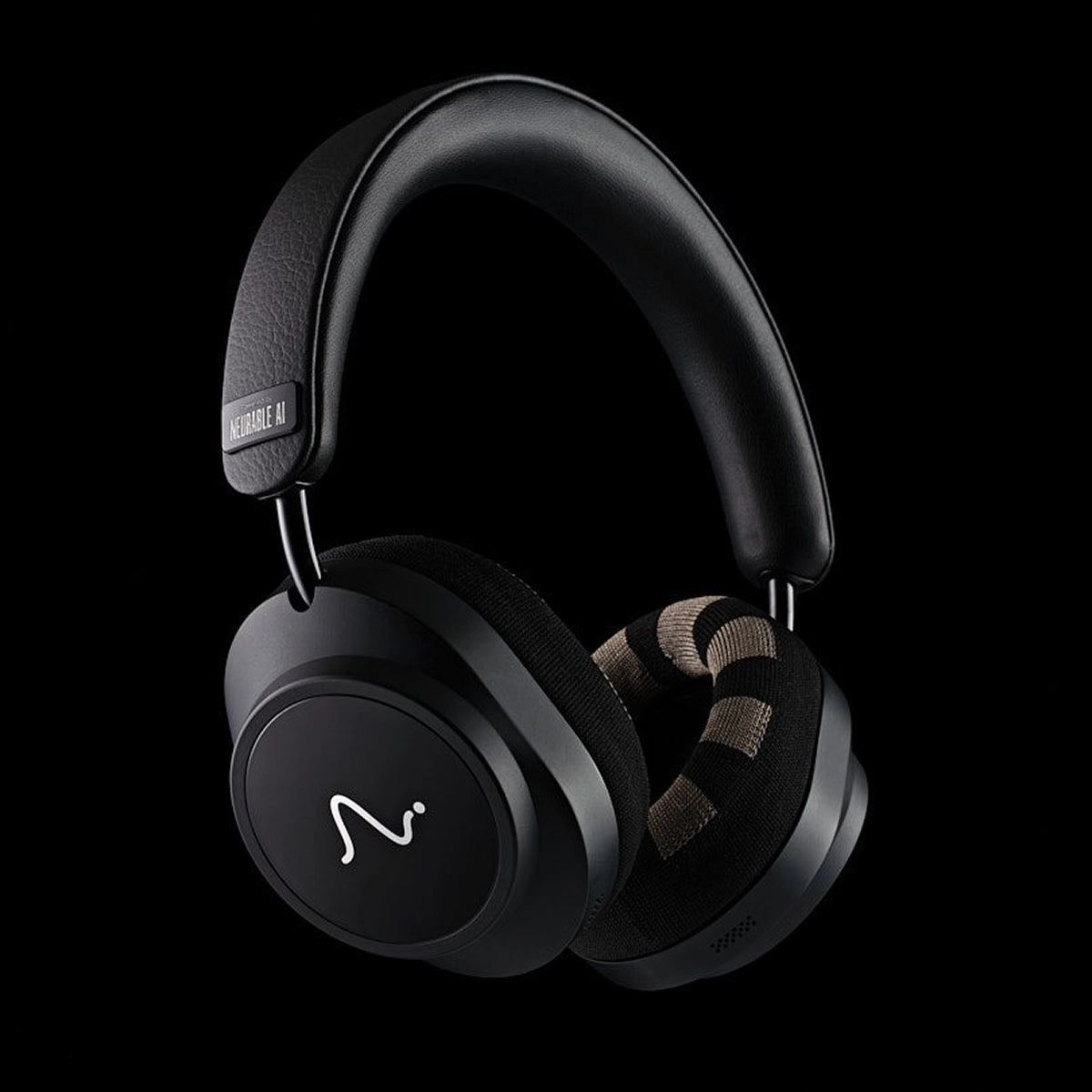 Casque audio Neurable One noir sur fond sombre, avec capteurs EEG intégrés aux coussinets