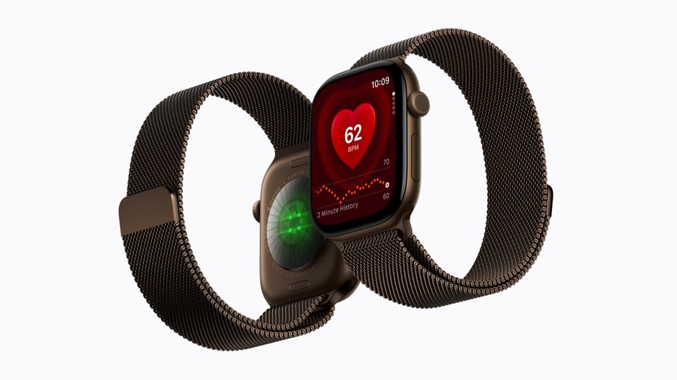 Deux Apple Watch Series 12 en aluminium doré à bracelet milanais, l'une affichant l'app rythme cardiaque à 62 BPM, l'autre montrant le capteur de santé au dos
