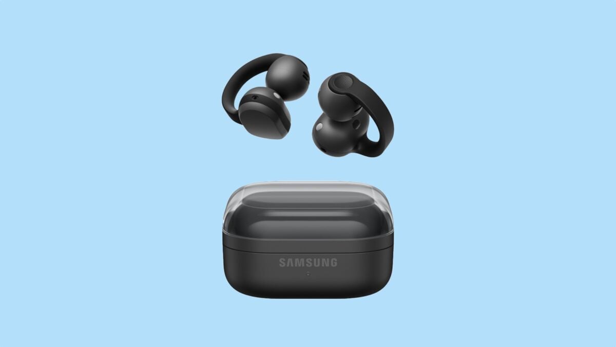 Les écouteurs à clip Samsung Galaxy Buds On noirs avec leur boîtier de charge