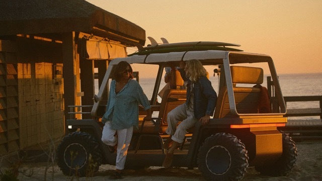 Le buggy electrique Amble One, ouvert et sans portes, gare au bord de mer au coucher du soleil