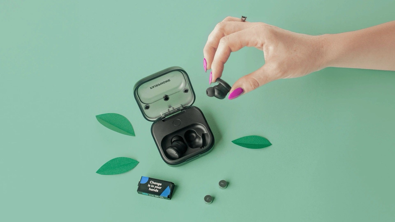 Les écouteurs Fairbuds 2 de Fairphone, noirs à tiges, dans leur boîtier de charge ouvert avec leurs batteries remplaçables