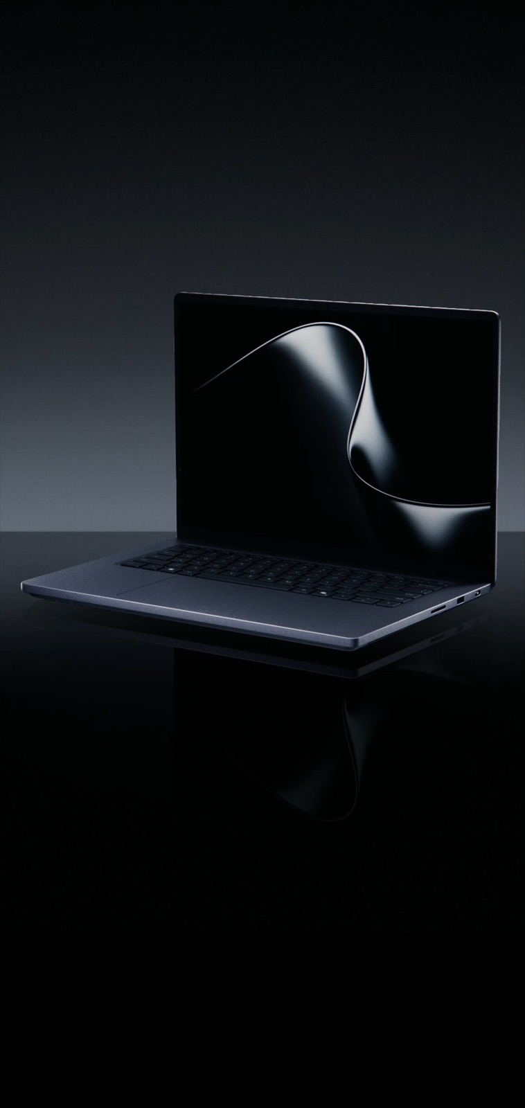 Le Surface Laptop Ultra de Microsoft, ordinateur portable 15 pouces vu de trois quarts sur fond noir