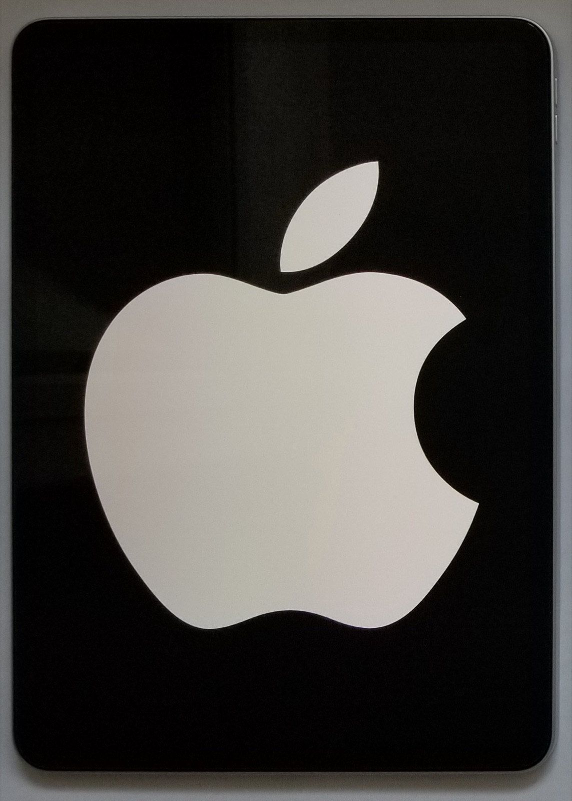 Un iPad Pro affichant le logo Apple sur son écran