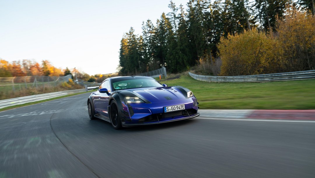 La Porsche Taycan electrique bleue en action sur circuit
