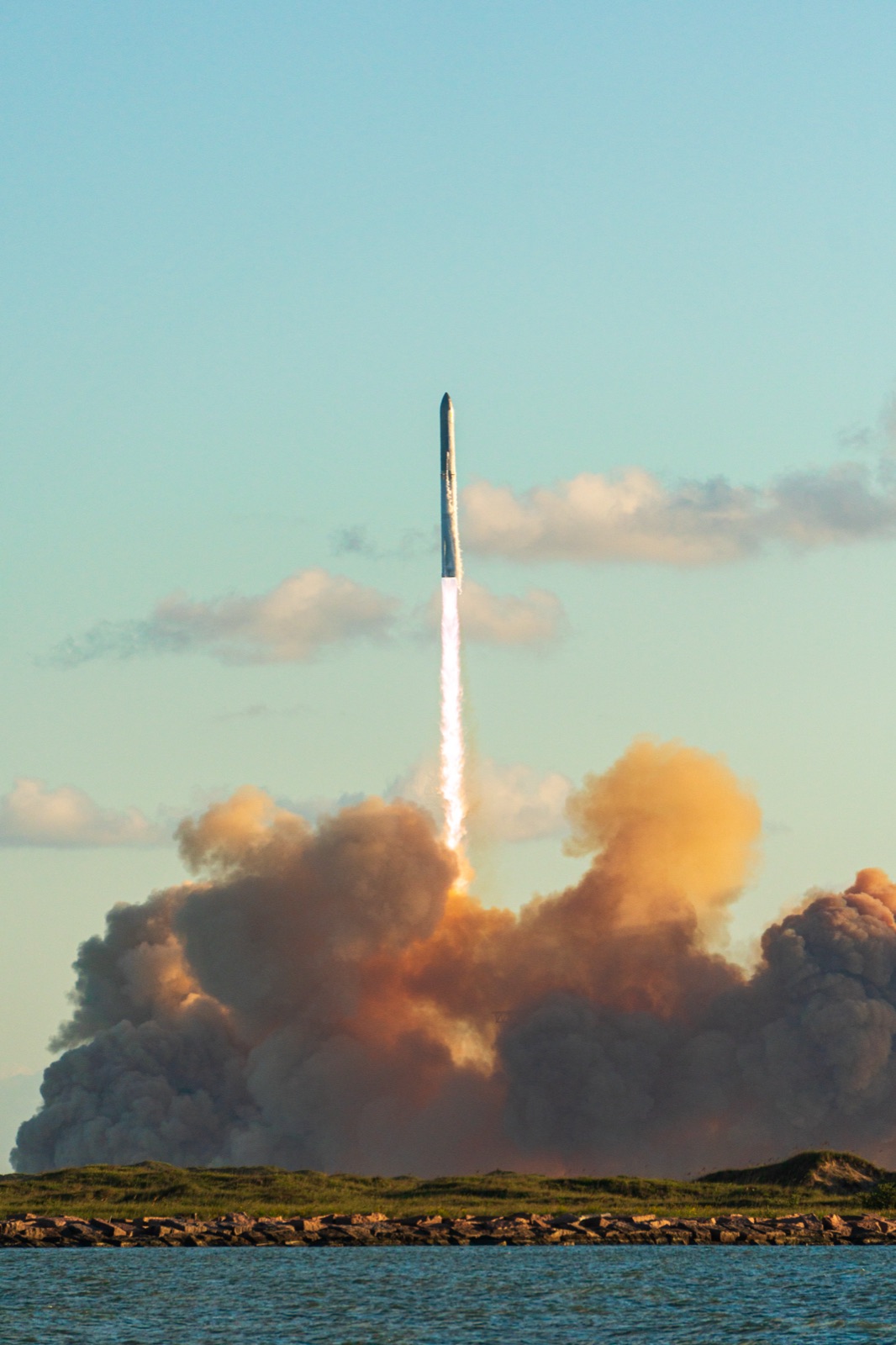 La fusée Starship de SpaceX au décollage depuis Starbase, au Texas