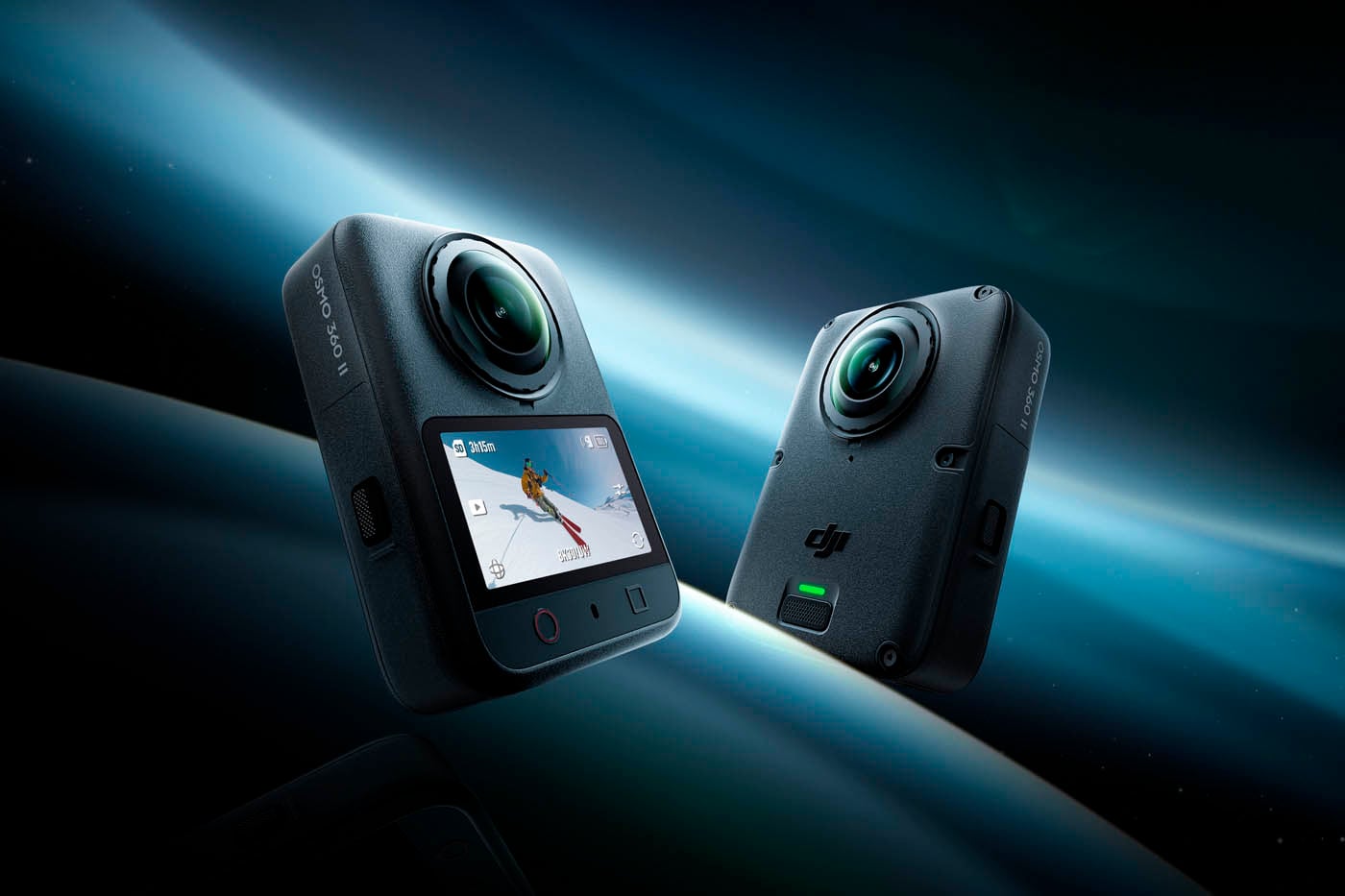 La caméra 360 DJI Osmo 360 II, vue de face avec son écran et de dos