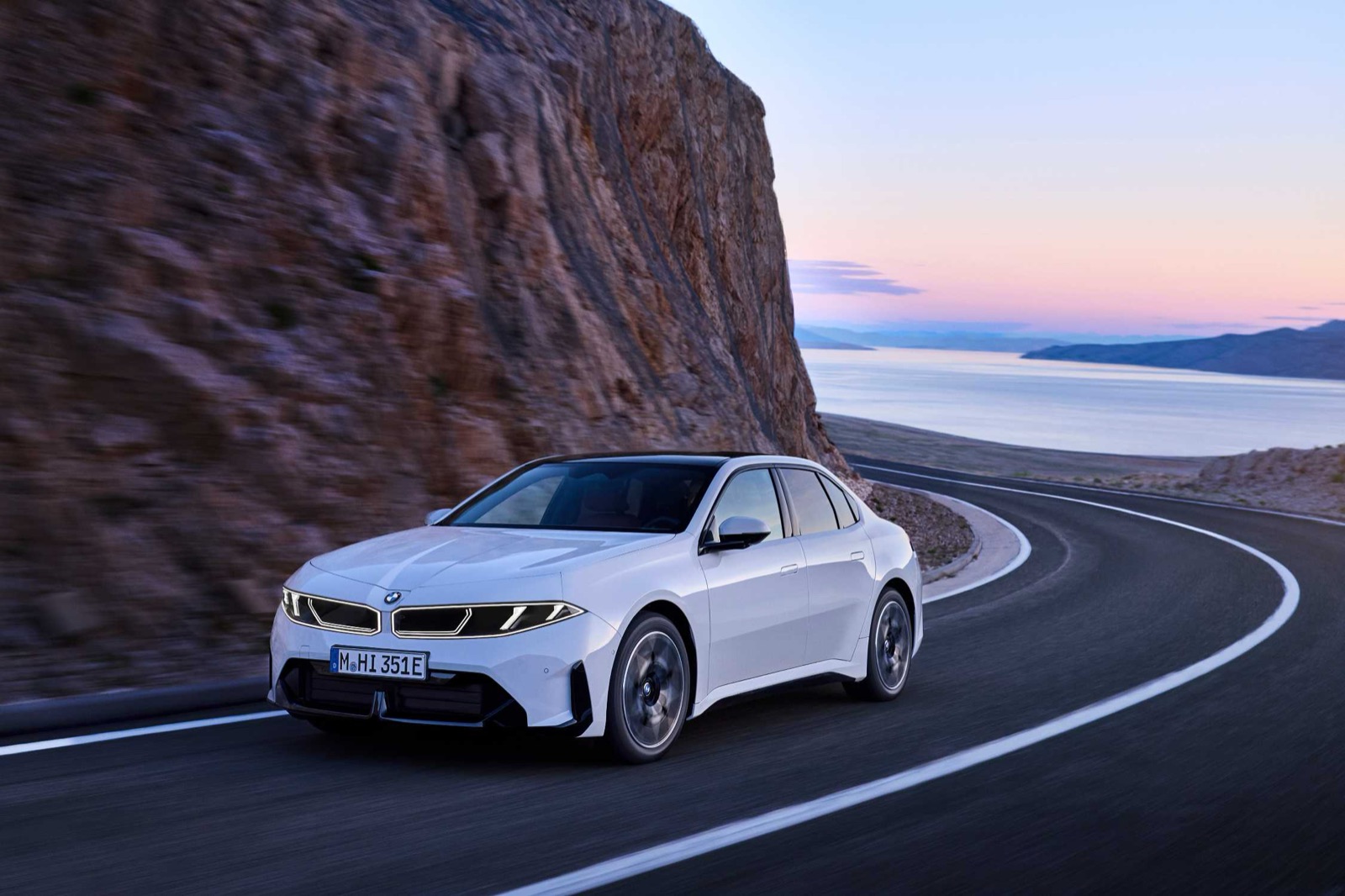 La nouvelle BMW i3 berline 100 % electrique First Edition, vue de trois quarts avant