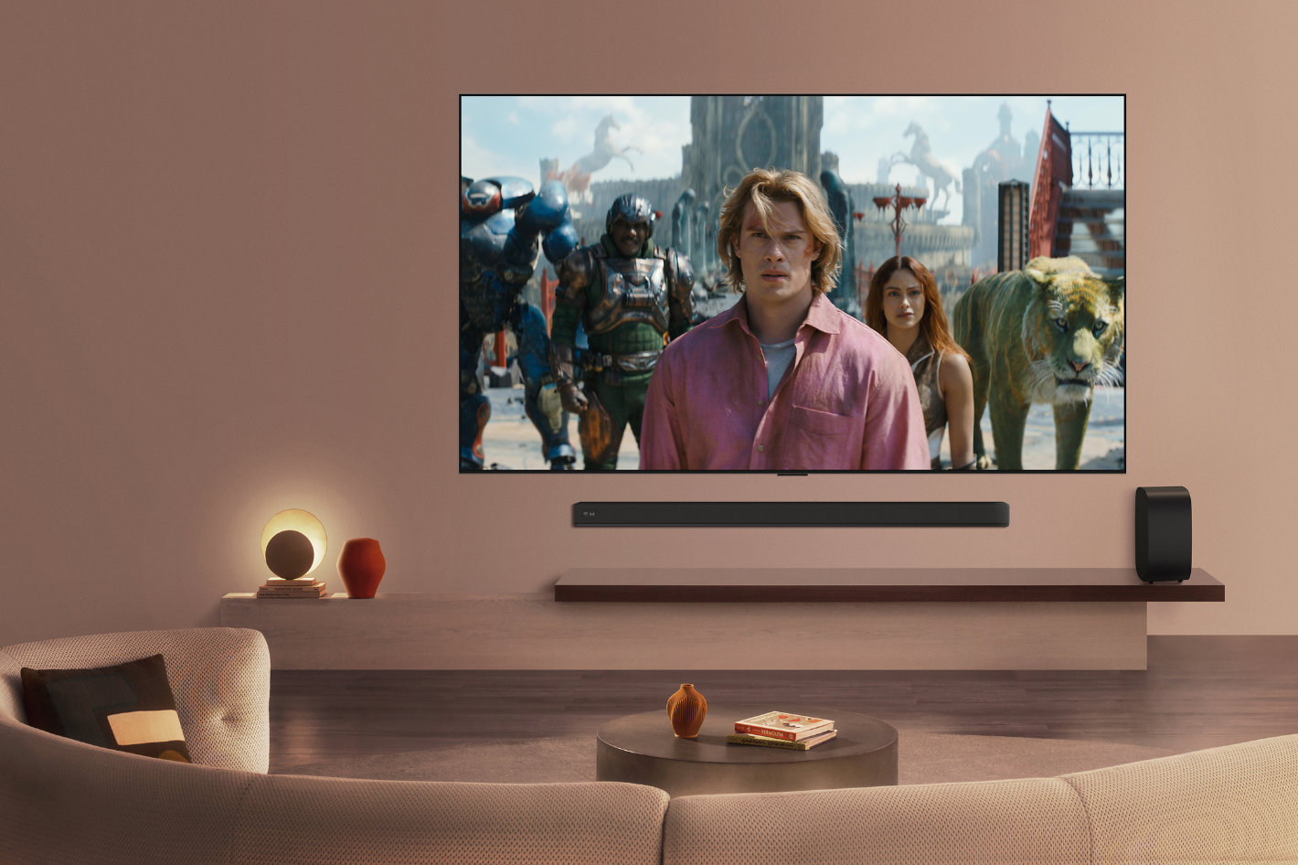 Téléviseur LG OLED evo mural affichant une scène du film Les Maîtres de l'Univers sur Prime Video, dans un salon