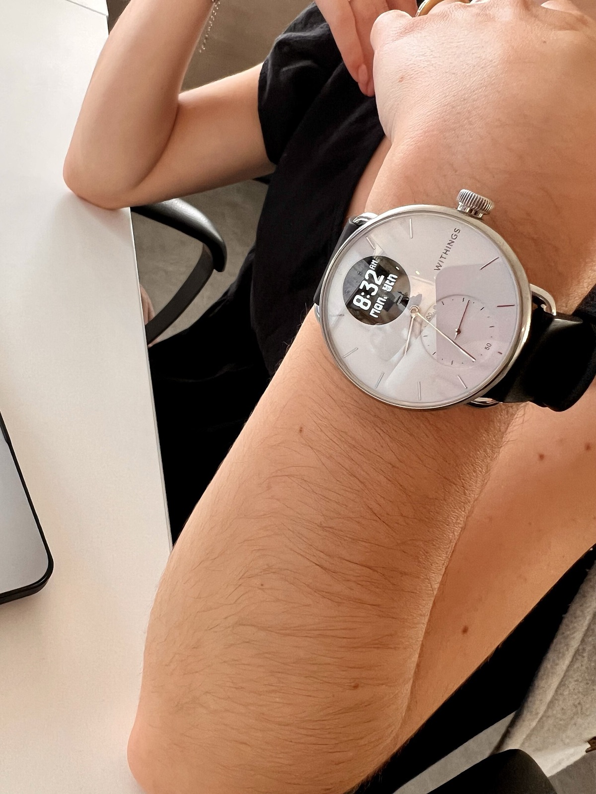 Montre connectée Withings ScanWatch 2 blanche portée au poignet