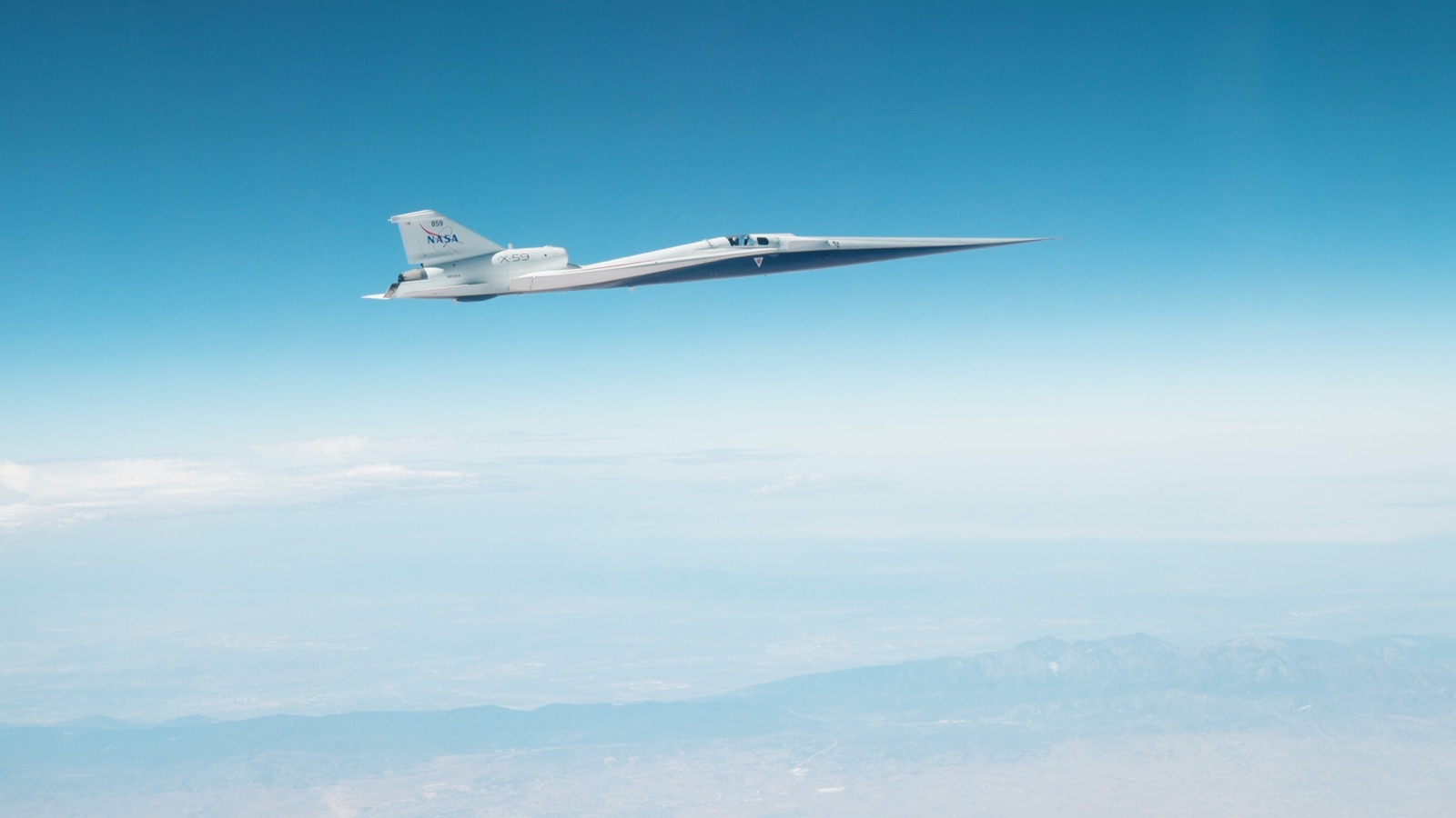 L'avion expérimental X-59 de la NASA en vol, escorté par un avion de poursuite