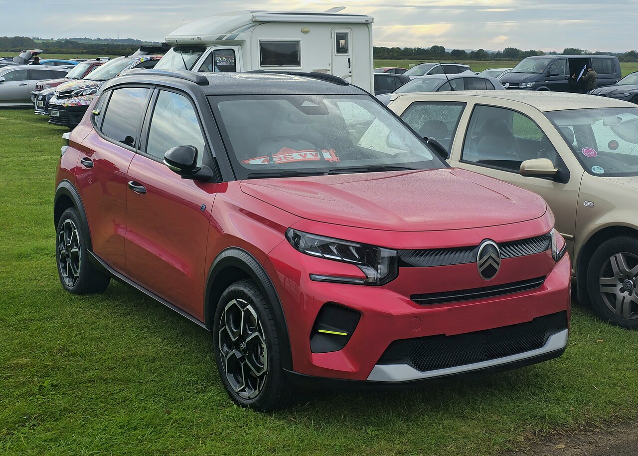 Citroën ë-C3 électrique rouge vue de trois quarts avant