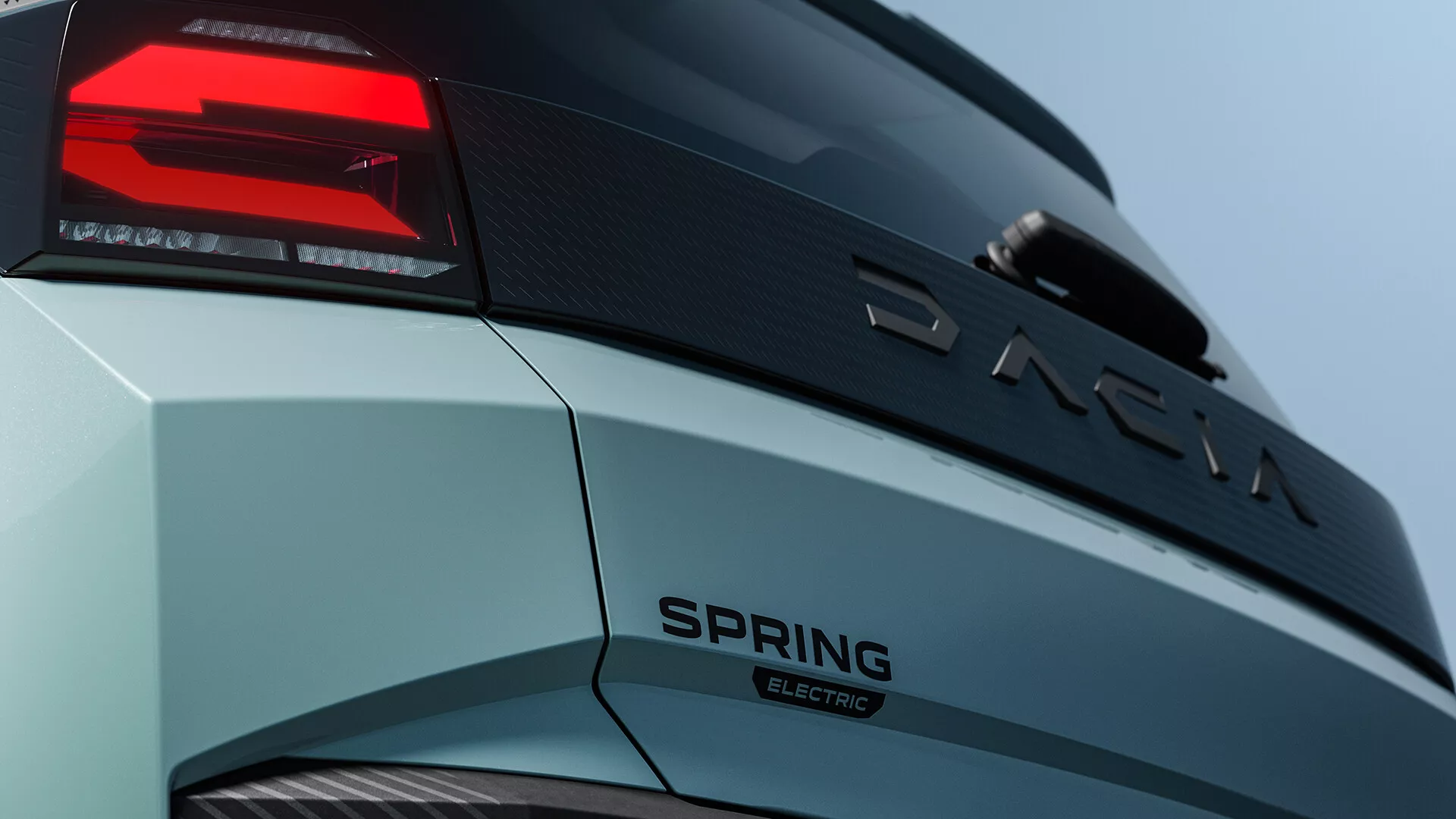 Détail arrière de la nouvelle Dacia Spring électrique 2e génération, badge Dacia Spring Electric et feu arrière
