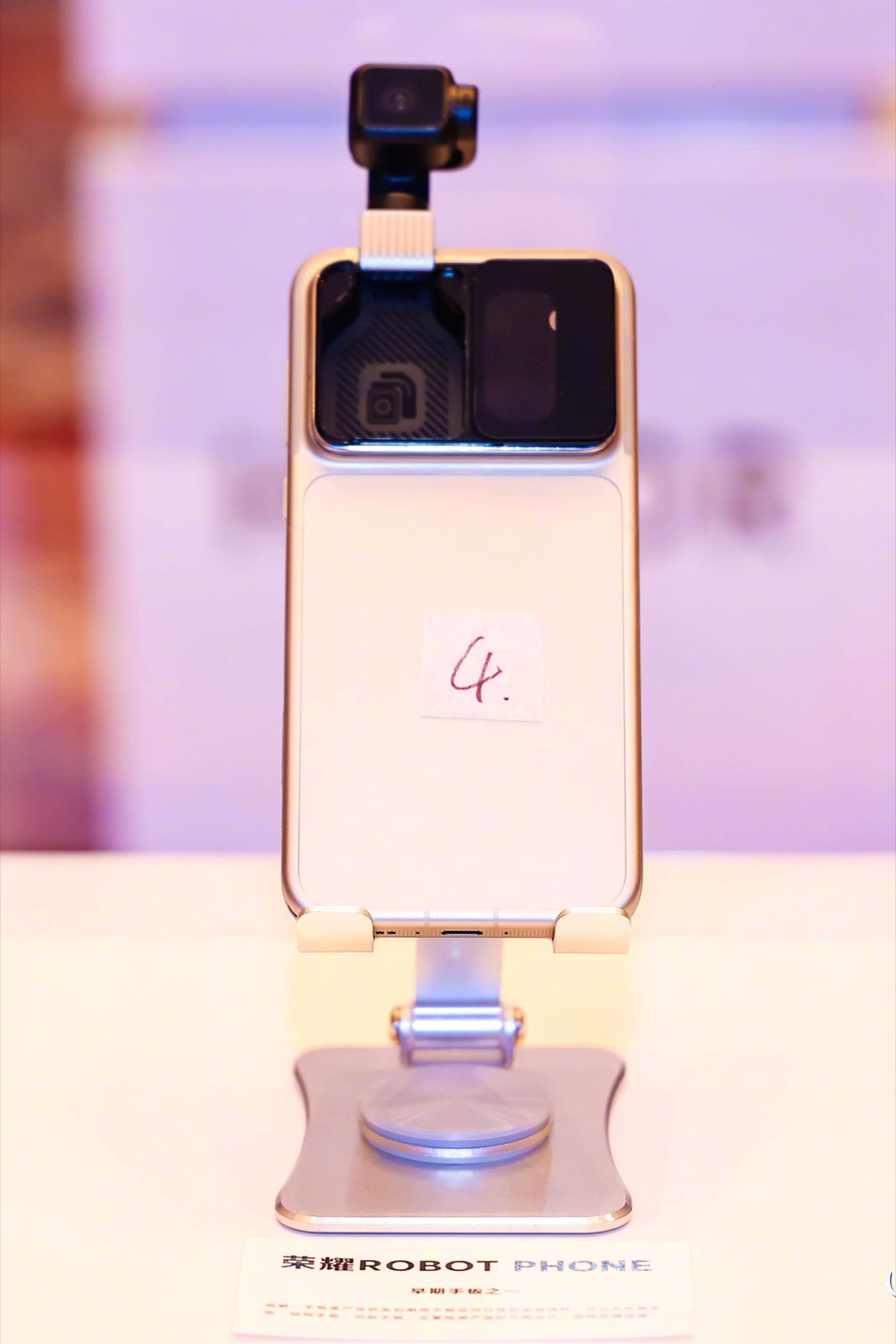 Le Honor Robot Phone vu de dos, son bras photo motorise deploye au-dessus du module camera