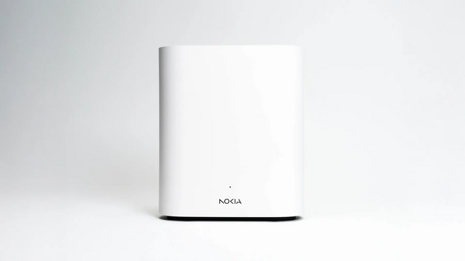 Le boîtier blanc de la Box 5G de Free, un modem Nokia FastMile posé sur fond clair