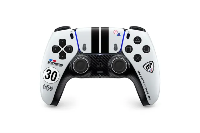 Manette DualSense Gran Turismo Edition limitee, blanche avec bandes de course noires, facade fibre de carbone et logo Gran Turismo