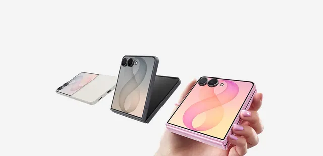 Trois Galaxy Z Flip 8 pliés (rose, graphite et blanc), écran de couverture FlexWindow visible