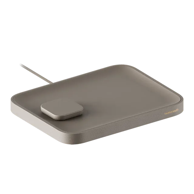 Le Twelve South Valet compact en cuir Nappa taupe, avec sa zone de charge sans fil magnétique