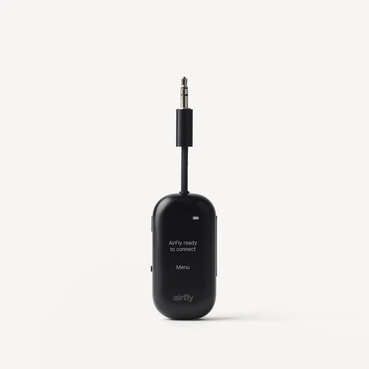 Le dongle Bluetooth Twelve South AirFly View noir, avec sa prise jack et son écran affichant AirFly ready to connect