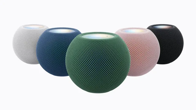 Les cinq coloris du HomePod mini 2 d'Apple, avec l'écran Sound Glow allumé sur le dessus