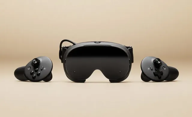 Le casque de realite virtuelle Steam Frame de Valve, noir, entoure de ses deux manettes, sur fond beige
