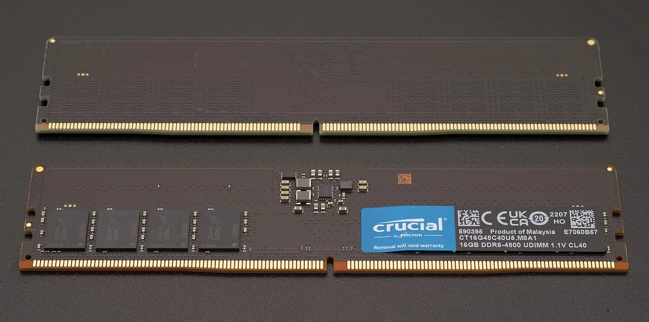 Deux barrettes de mémoire vive DDR5 Crucial posées sur un fond sombre