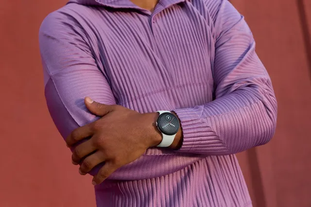 La montre connectée Google Pixel Watch 5 portée au poignet, bracelet clair