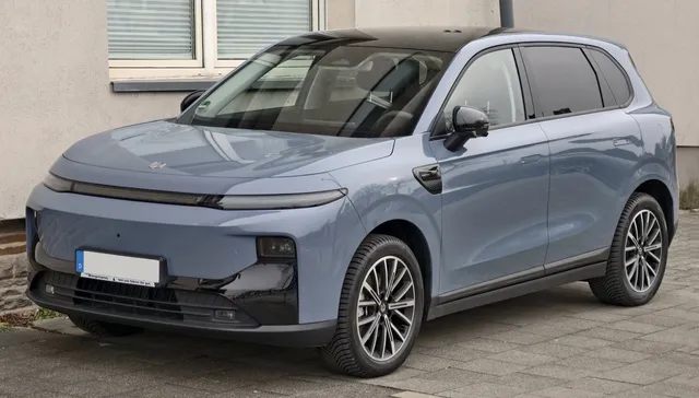 Le SUV électrique Leapmotor B10 Design Pro Max, de couleur bleu-gris, vu de trois quarts avant