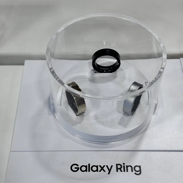 La bague connectée Samsung Galaxy Ring et deux Galaxy Watch présentées sous vitrine