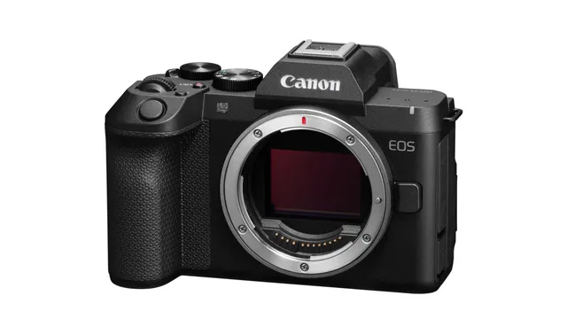 Boîtier Canon EOS R8 Mark II vu de trois quarts face, sans objectif, sur fond blanc