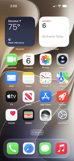 Écran d'accueil d'un iPhone sous iOS 27 avec l'interface Liquid Glass