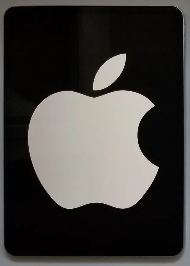 Un iPad Pro affichant le logo Apple sur son écran