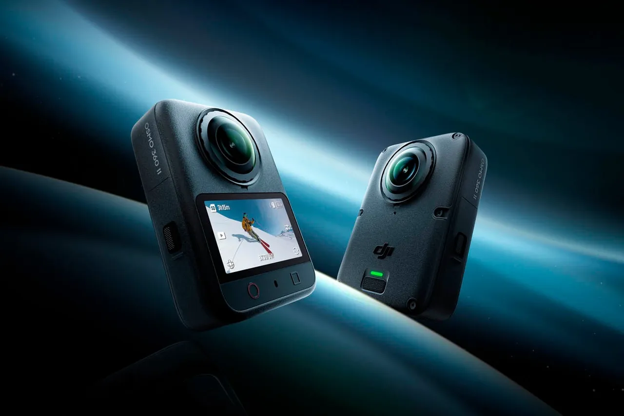 La caméra 360 DJI Osmo 360 II, vue de face avec son écran et de dos