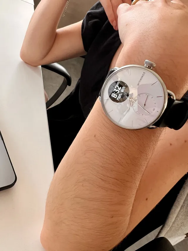 Montre connectée Withings ScanWatch 2 blanche portée au poignet