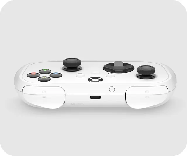 La manette Xbox Nano blanche de Microsoft vue de trois quarts, avec son port USB-C