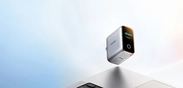 Chargeur Anker Laptop Charger Pro avec son petit écran affichant la charge, au-dessus d'un MacBook