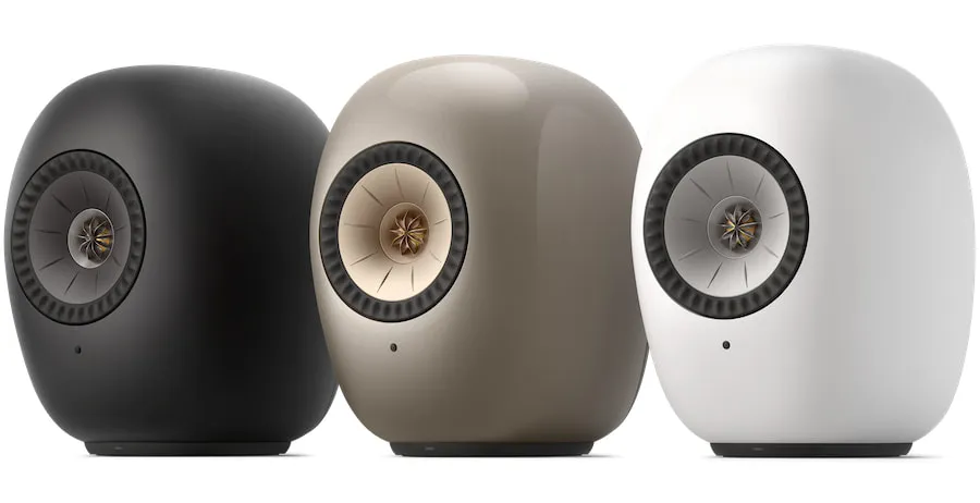 Les trois finitions de l'enceinte sans fil KEF LS Luxe, noire, titane et blanche, vues de face