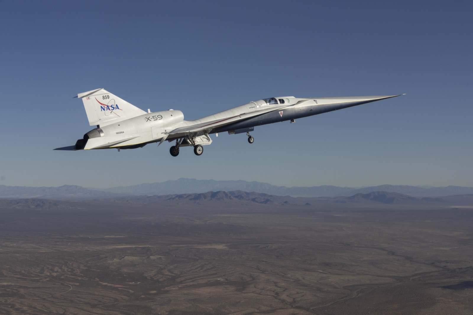 Le X-59 de la NASA en vol au-dessus du désert, reconnaissable à son très long nez effilé conçu pour atténuer le bang supersonique
