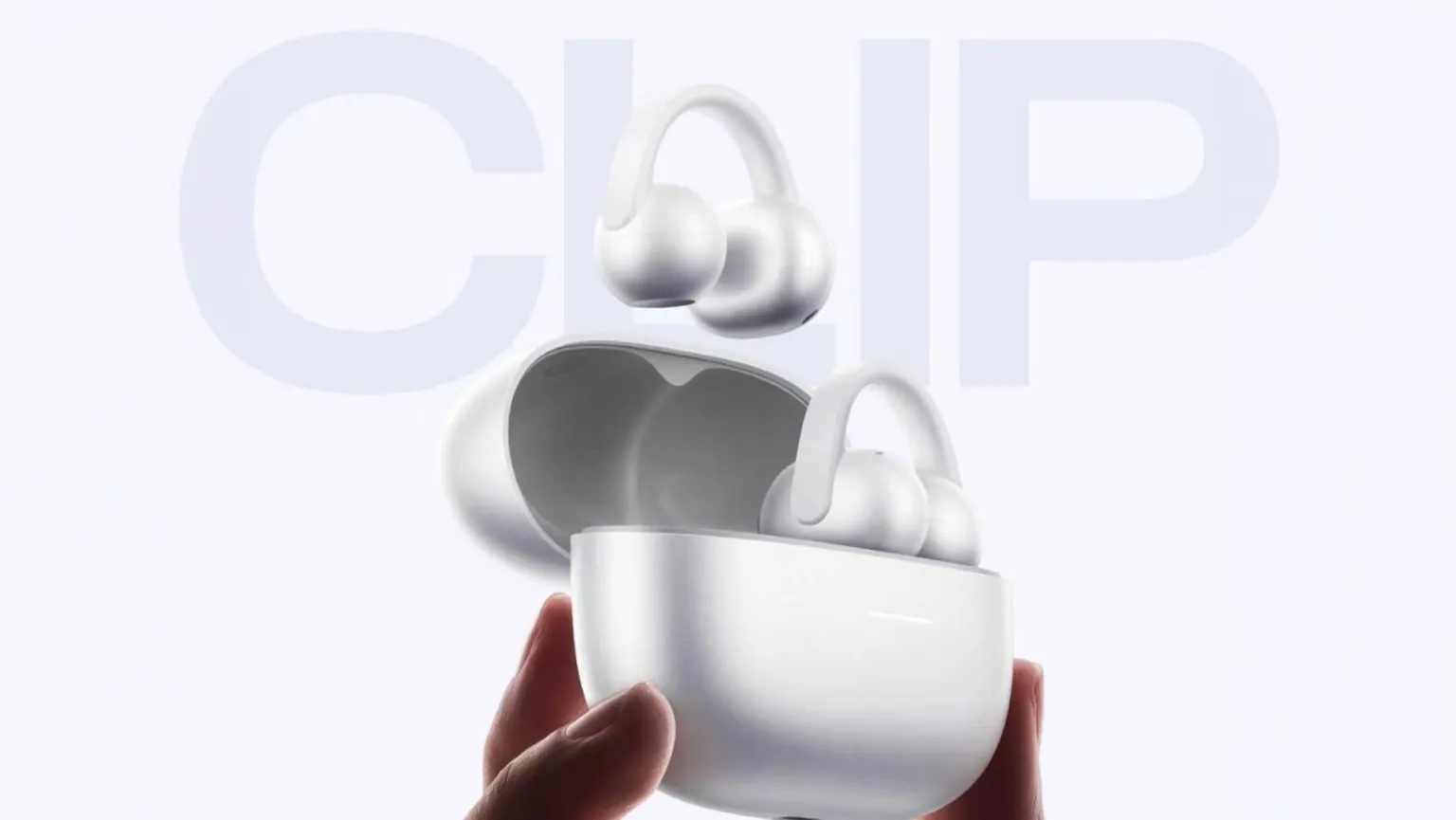 Écouteurs à clip REDMI Clip Neo blancs et leur boîtier de recharge tenu à la main