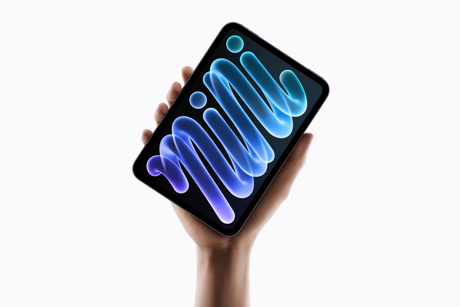 iPad mini 2026 à écran OLED tenu dans une main, fond blanc