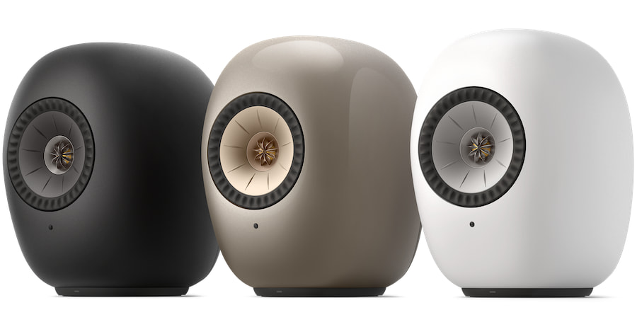 Les trois finitions de l'enceinte sans fil KEF LS Luxe, noire, titane et blanche, vues de face
