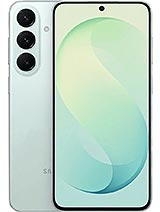 Le Samsung Galaxy S26 FE de face et de dos, en coloris vert d'eau
