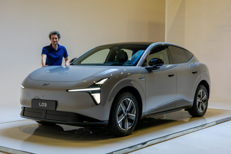 Le SUV électrique XPeng L03 vu de trois quarts avant, badge L03 visible