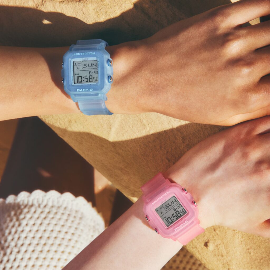 Deux montres Casio Baby-G BGD-10KG Retro Jelly en resine translucide bleue et rose portees au poignet