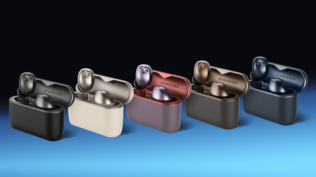 Les écouteurs Sennheiser Momentum True Wireless 5 dans leurs cinq coloris, avec leurs boîtiers de charge